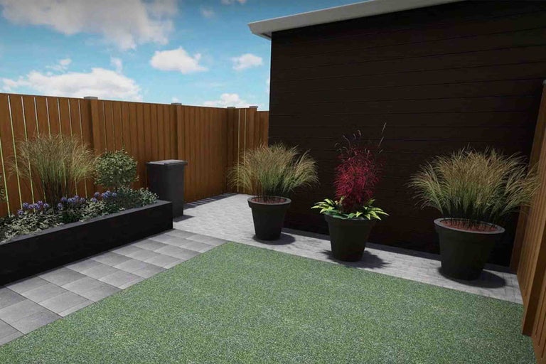 Grădină modernă cu gard de lemn, fațadă închisă la culoare, dale gri și gazon artificial. Ghivece mari cu ierburi decorative și plante.