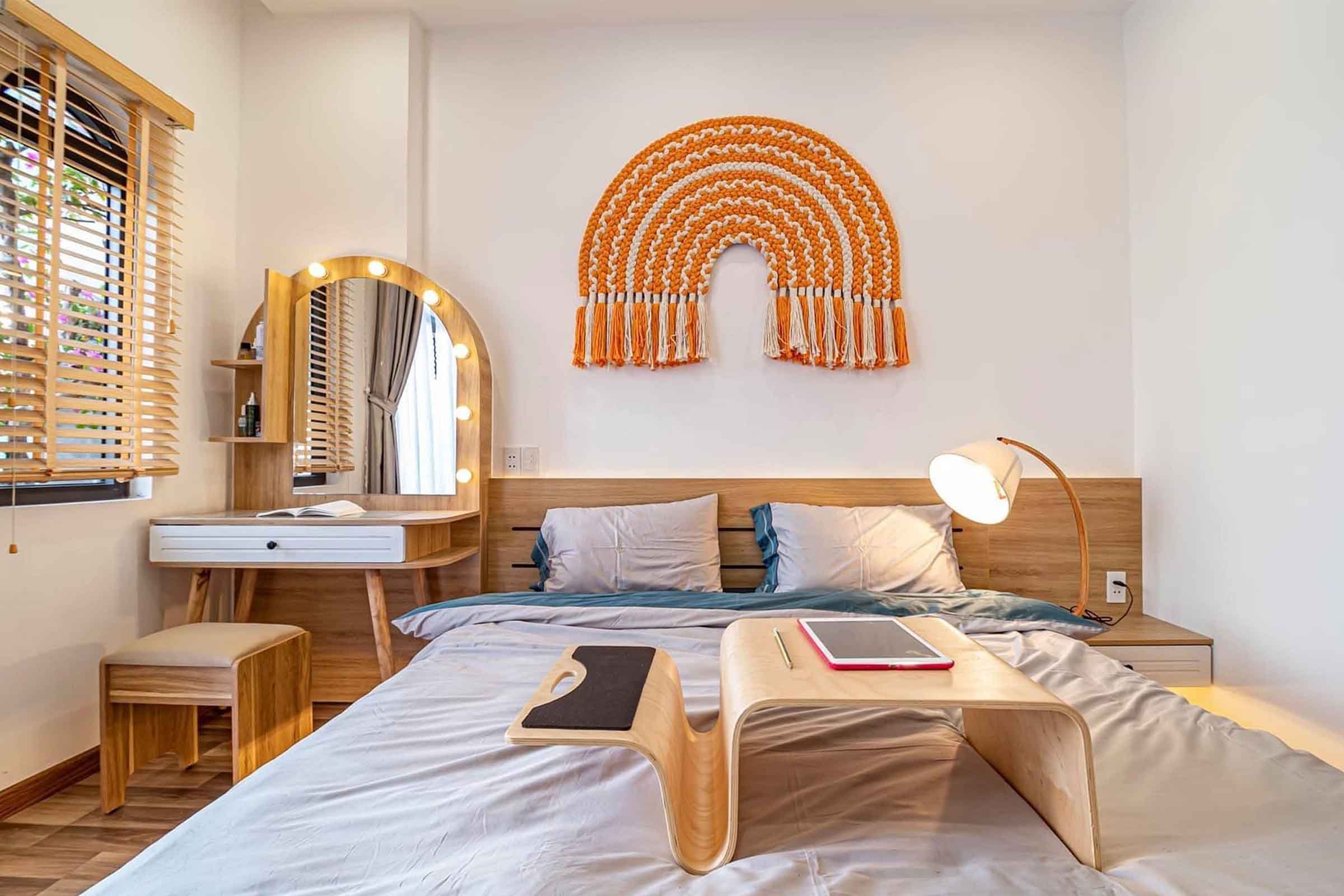 Dormitor luminos cu pat, noptieră, birou și decorațiuni decorative de perete