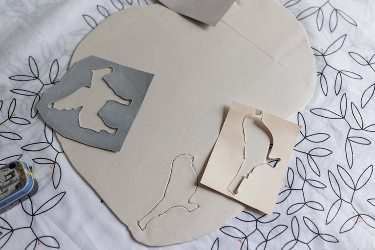 Forme din lut și șabloane de hârtie pe o țesătură cu model