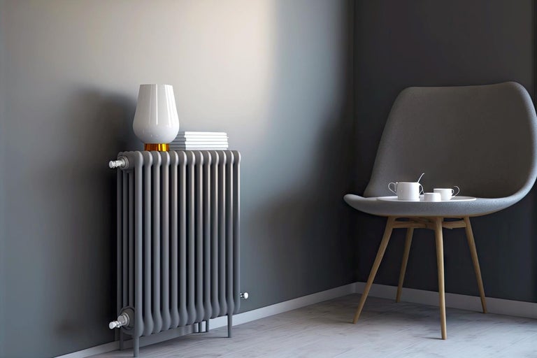 Cameră decorativă cu calorifer, lampă și scaun
