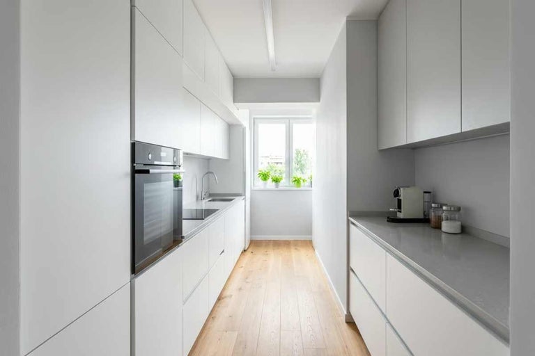 Amenajare bucătărie pe lung: idei practice, soluții inteligente și sfaturi pentru un spațiu bine organizat