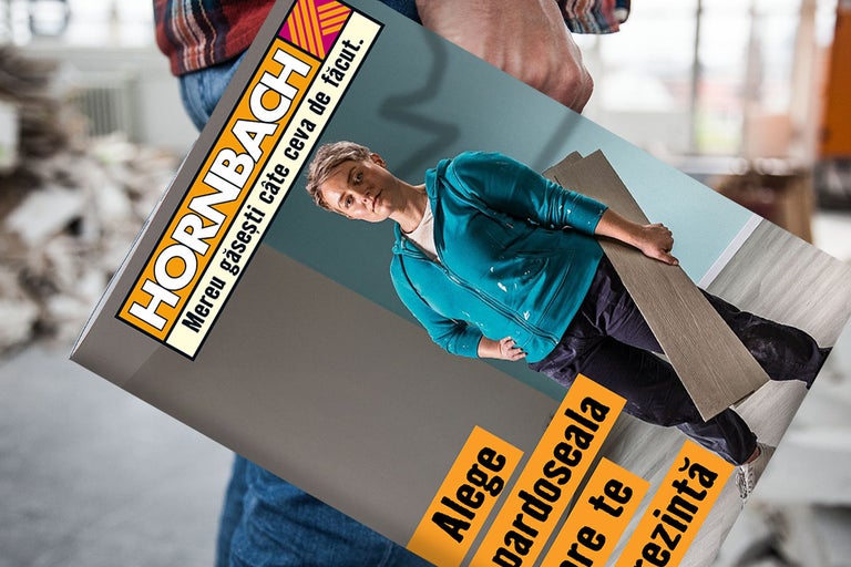 Broșură publicitară Hornbach despre pardoseli, cu o meseriașă care ține o placă de podea.