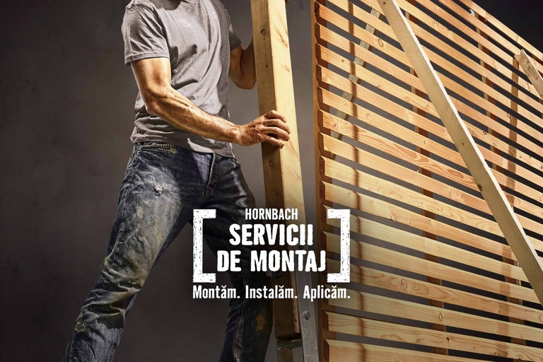 Un bărbat montează o structură din lemn cu ajutorul serviciului de montaj Hornbach