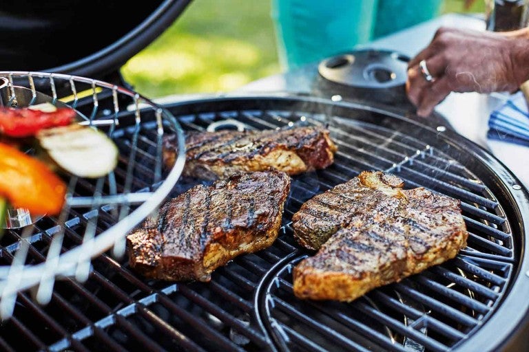 Carne și legume preparate pe un grătar