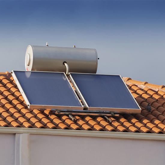 Sistem solar cu colectoare și rezervor pe un acoperiș din țiglă