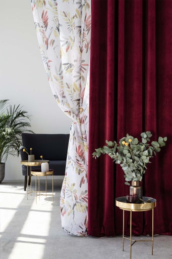 Cameră de zi decorativă cu perdea transparentă cu model floral și perdea de catifea vișinie