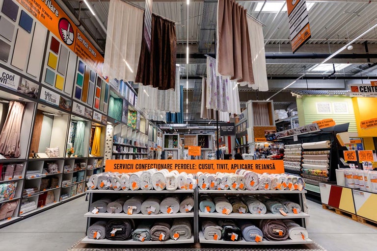 Secția de perdele din magazinul Hornbach, cu role de material și perdele model