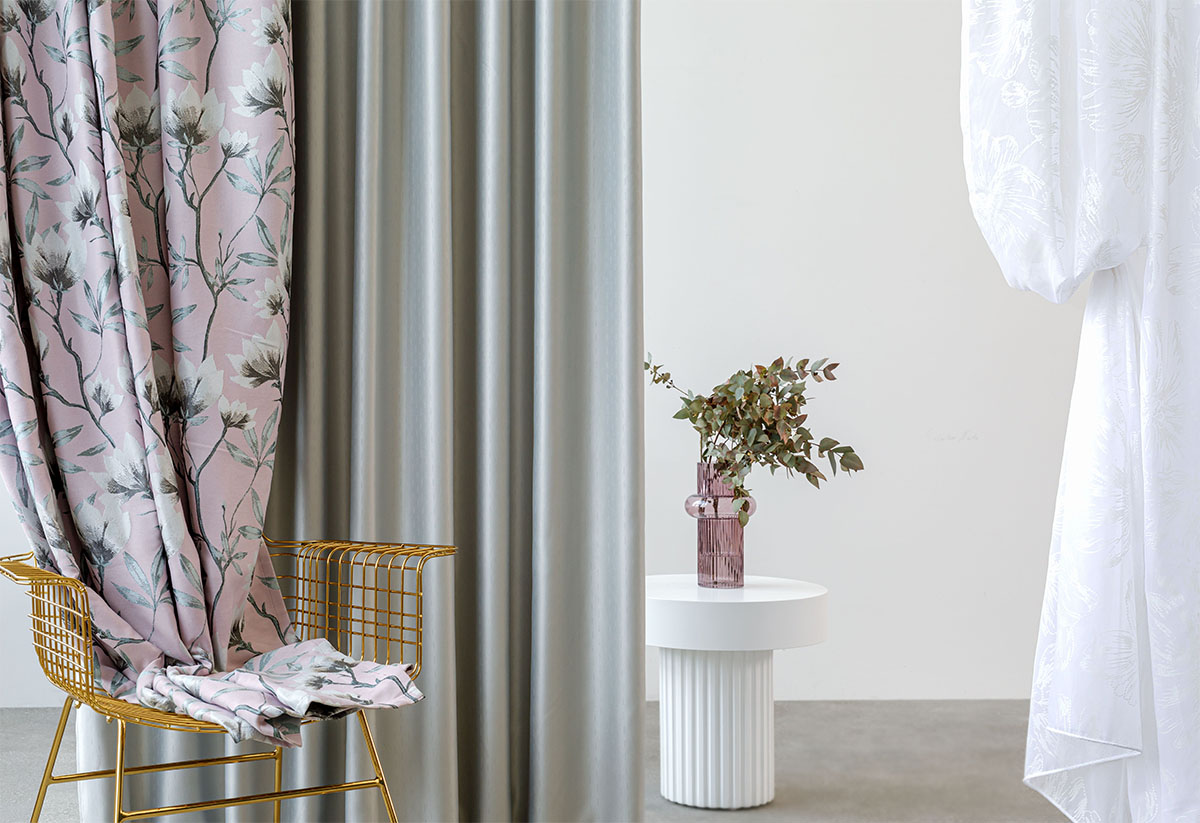 Interior decorativ cu perdele, măsuță laterală și scaun