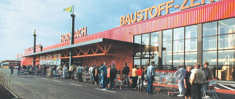 Fotografie istorică a unei cozi lungi în fața unui magazin de bricolaj Hornbach