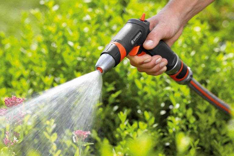 Pulverizator furtun de grădină cu jet de apă în mână