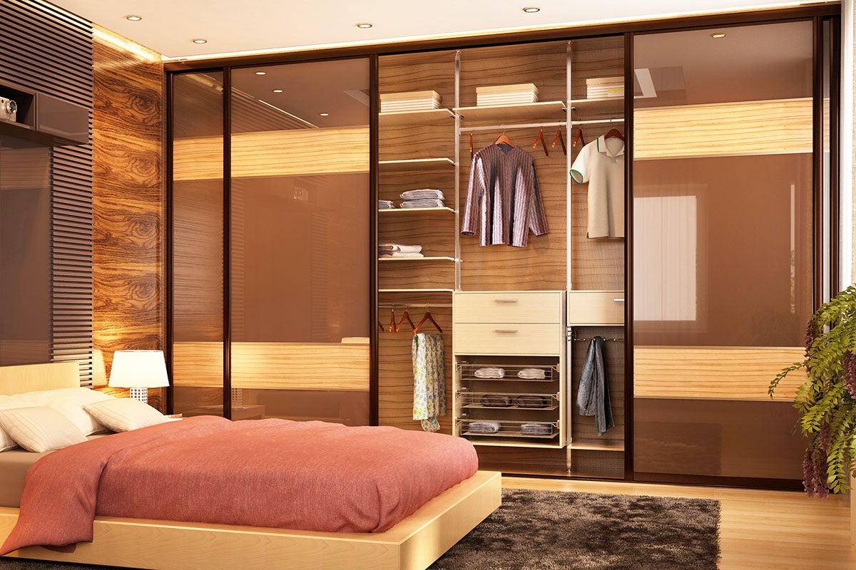 Dormitor cu dulap mare cu uși glisante, rafturi și sertare