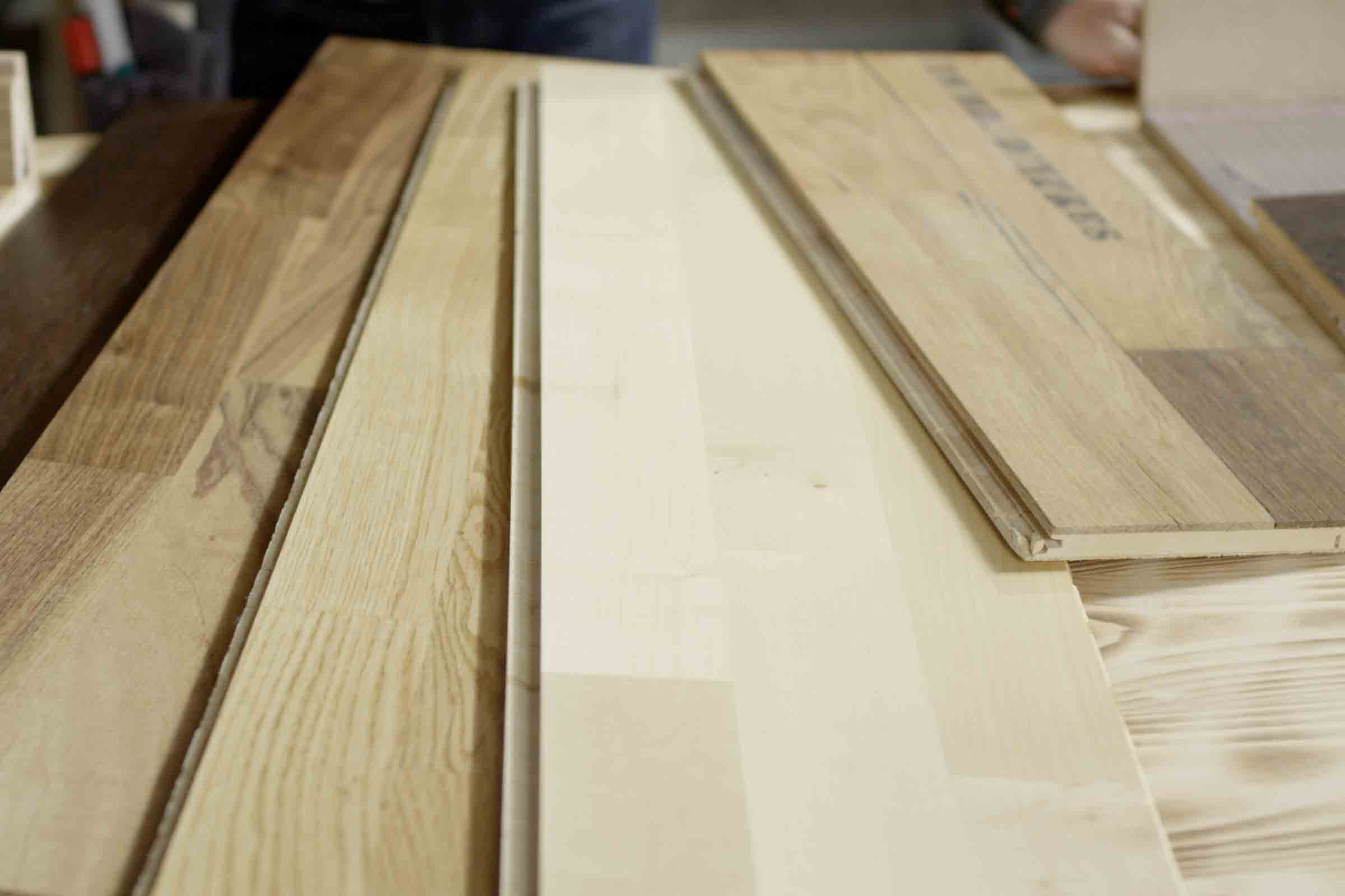 Selecție de diverse podele laminate și parchet.