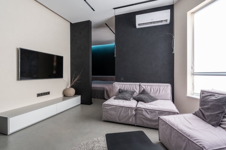 Living cu televizor, canapea, aer conditionat si design modern