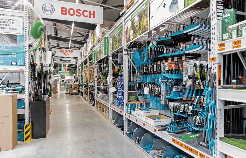 Raft cu unelte de grădinărit în magazinul Hornbach
