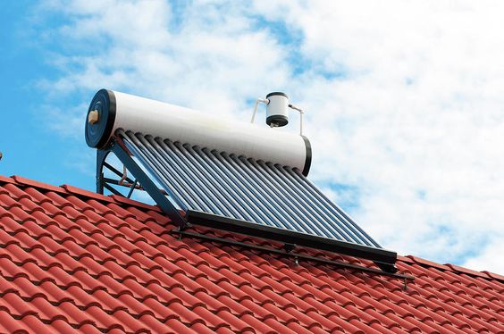 Sistem solar pe un acoperiș cu țigle roșii