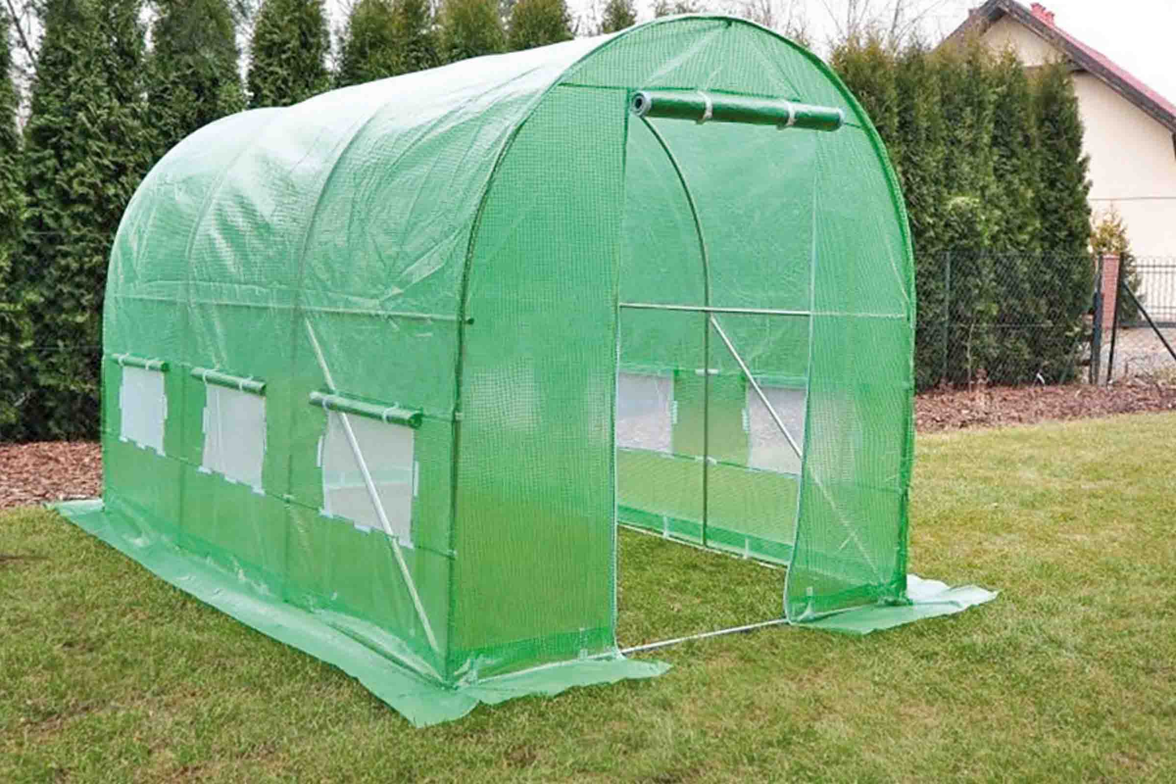 Seră din folie de plastic în grădină