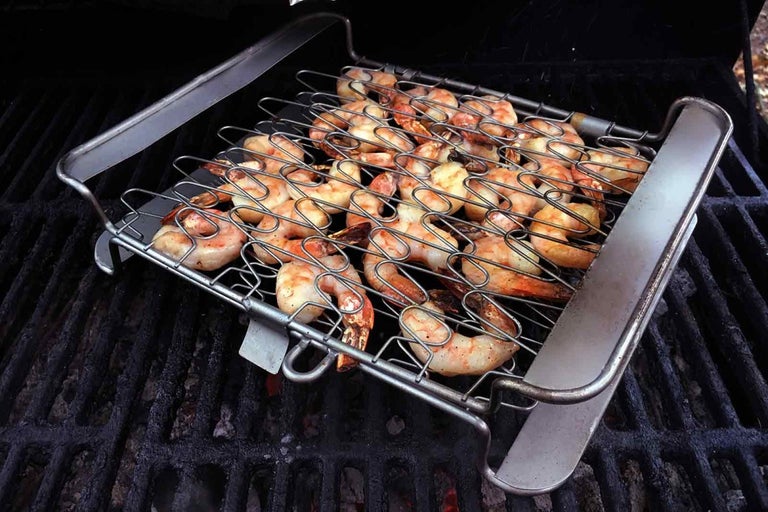 Creveți la grătar într-o tigaie pentru grătar pe un grătar