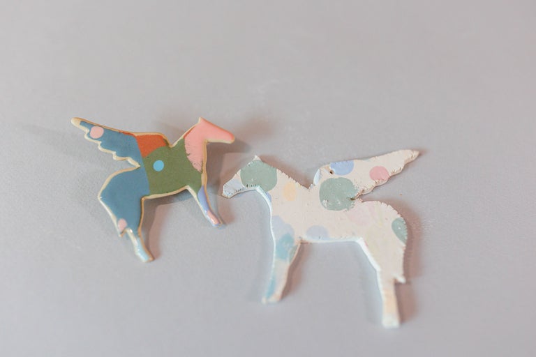 Două figurine decorative de cai cu aripi