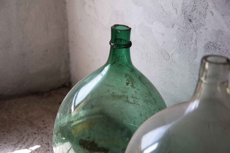 Damigene decorative din sticlă în fața unui perete