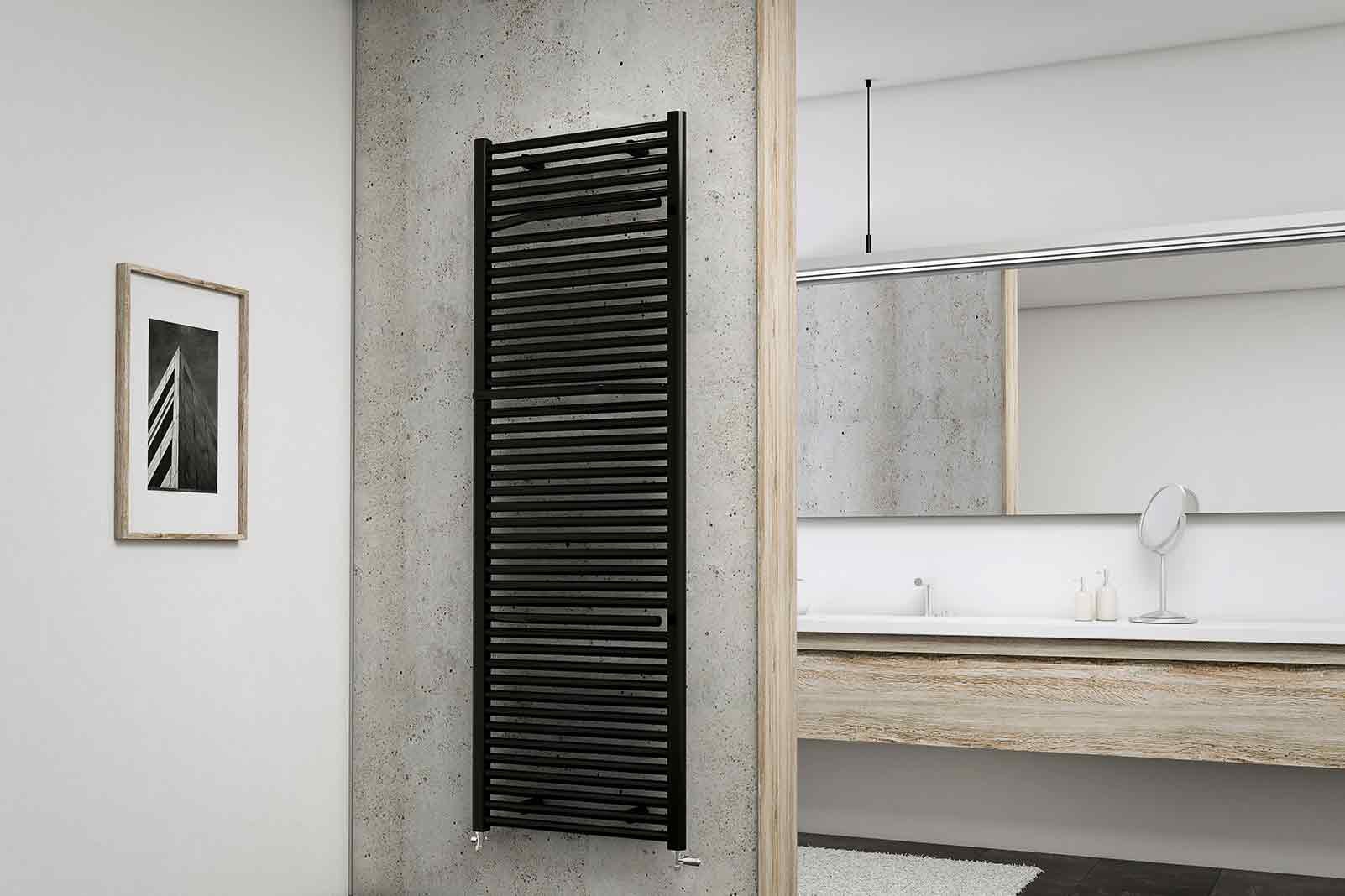 Radiator negru de baie pe un perete de beton într-o baie
