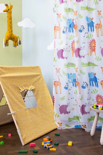 Cameră de joacă pentru copii cu cort de joacă, girafă decorativă și perdea cu motive de animale