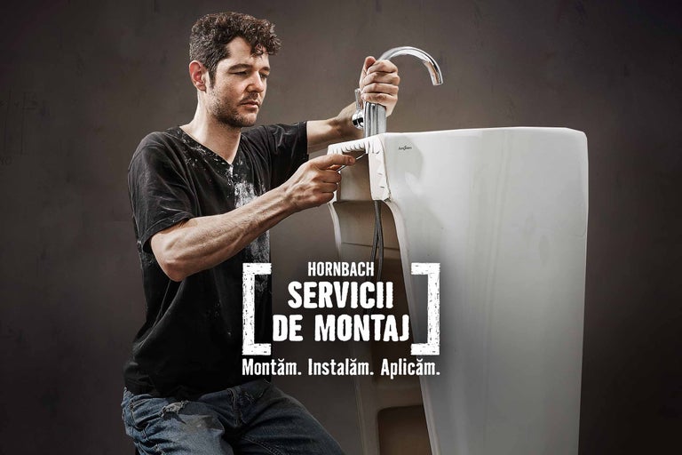 Un meseriaș instalează o chiuvetă cu robinet, serviciul de instalare Hornbach.
