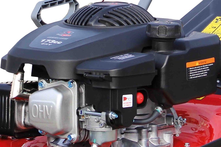 Prim-plan cu un motor de mașină de tuns iarba cu o capacitate cilindrică de 173 cm cubi