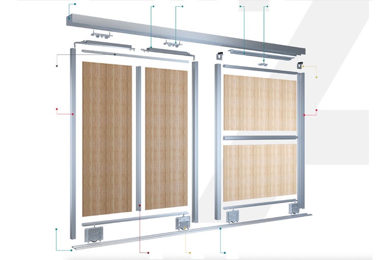 Sistem de uși glisante cu uși din lemn și feronerie metalică argintie.