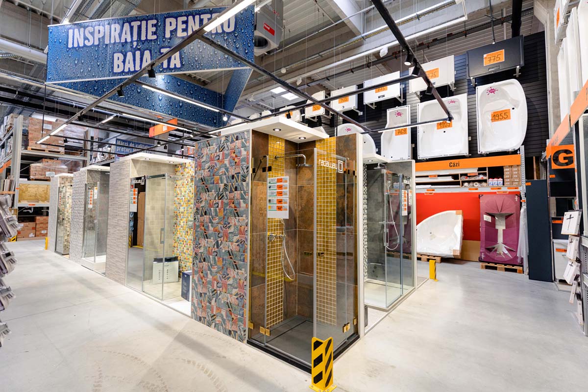 Expoziție de cabine de duș și căzi în magazinul Hornbach