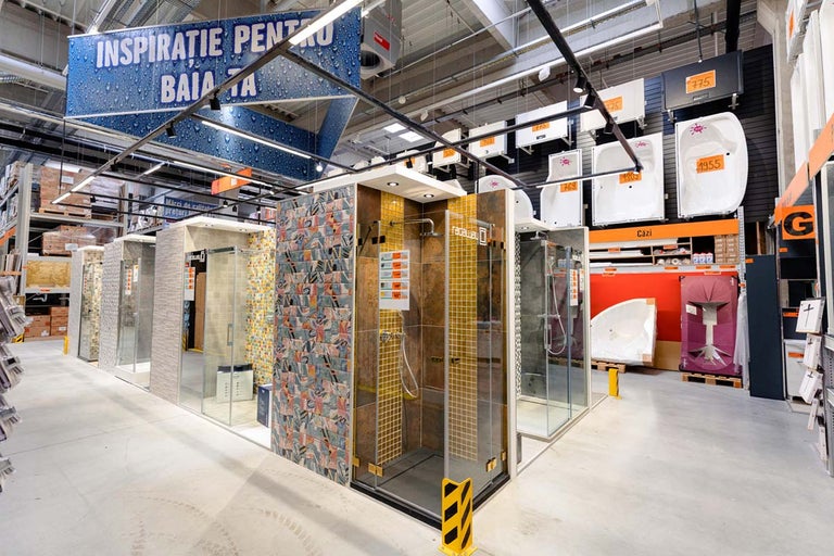 Expoziție de cabine de duș și căzi în magazinul Hornbach