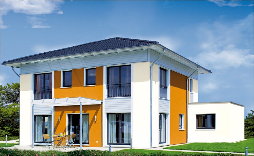 Casă modernă cu două etaje, cu terasă și grădină