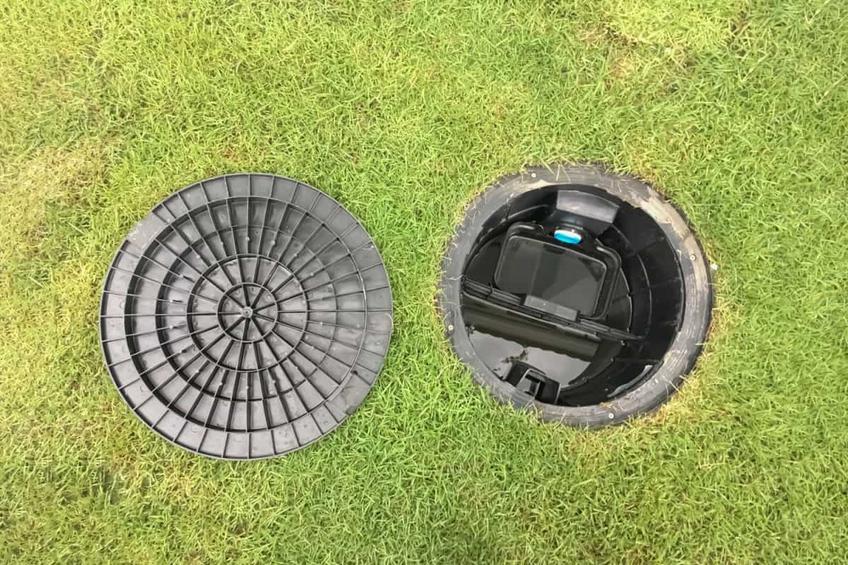 Cămin deschis din plastic cu capac în gazon