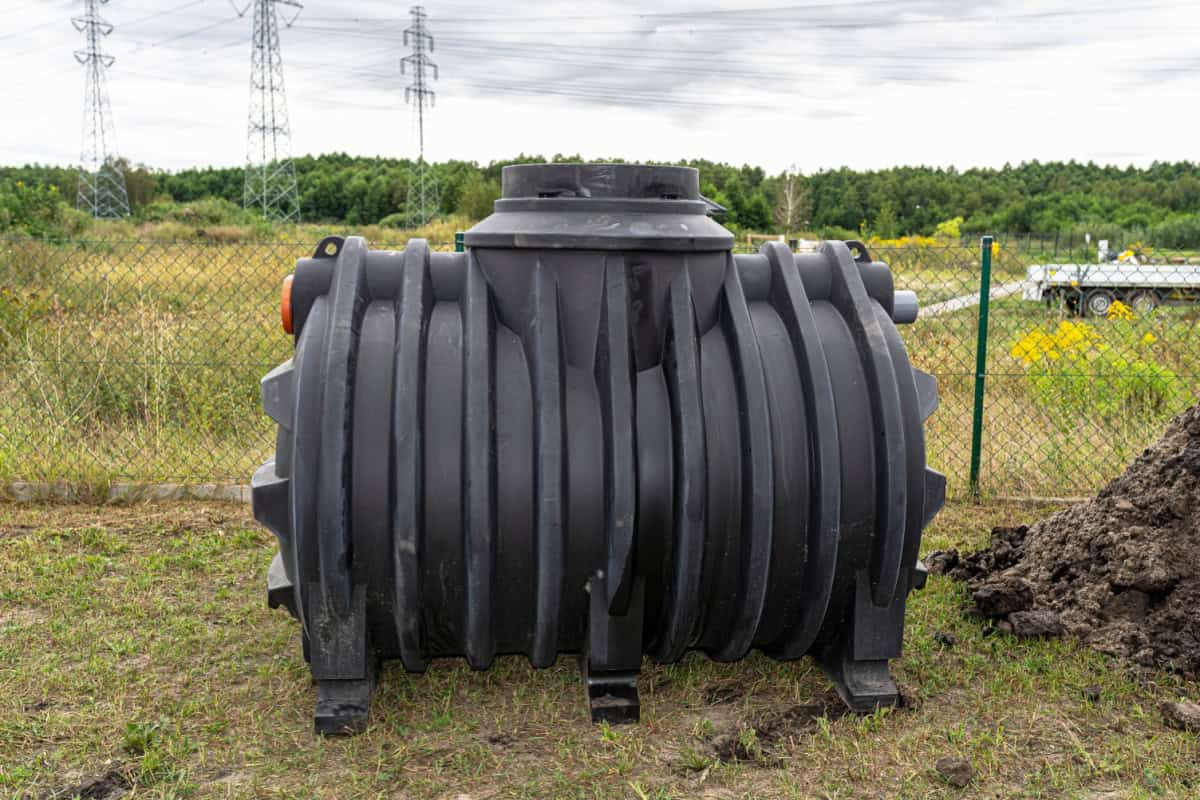 Fosă septică neagră din plastic pe un gazon