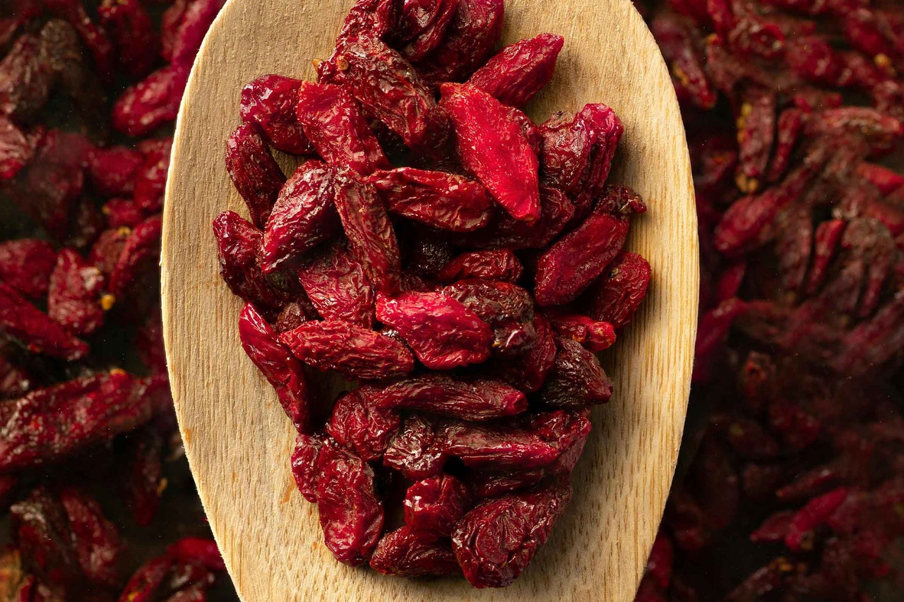 Fructe uscate Goji pe o lingură de lemn