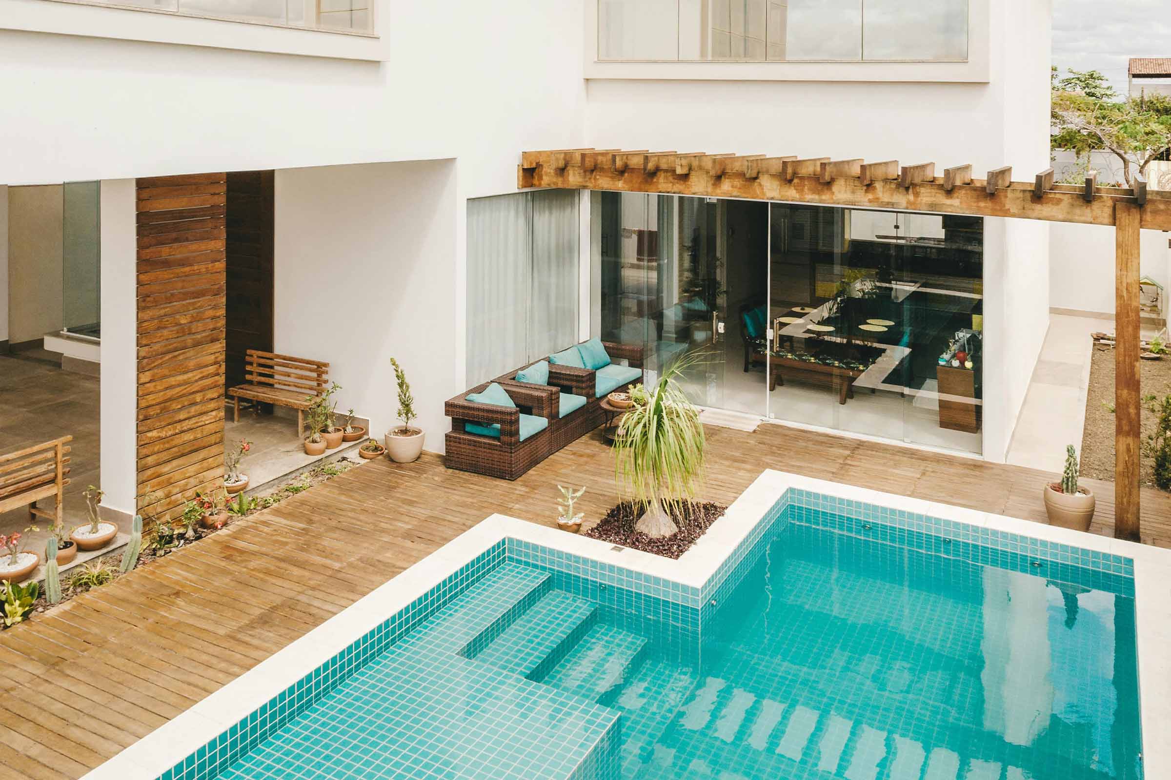 Exterior cu piscină, terasă din lemn și zonă de relaxare