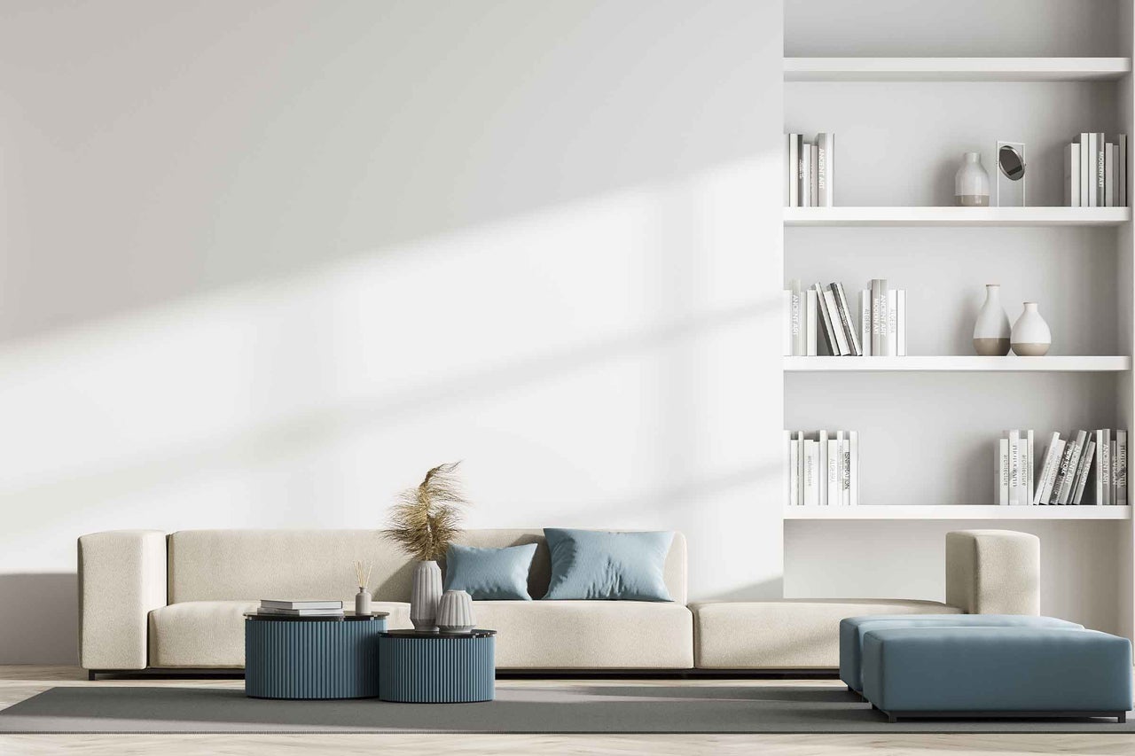 Living luminos cu canapea, măsuță de cafea și bibliotecă