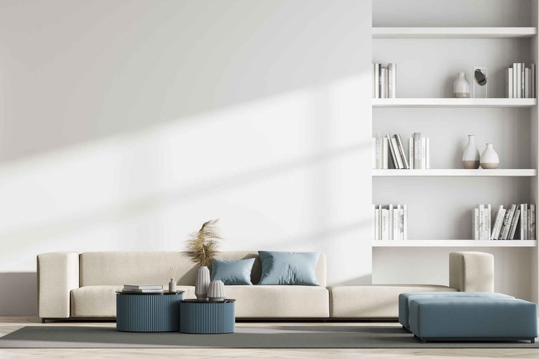 Living luminos cu canapea, măsuță de cafea și bibliotecă