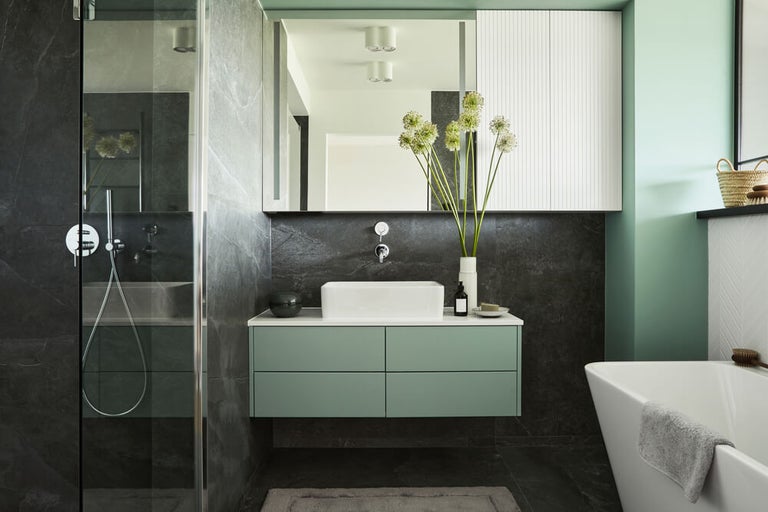 Baie luminoasă cu duș, lavoar și cadă în design modern