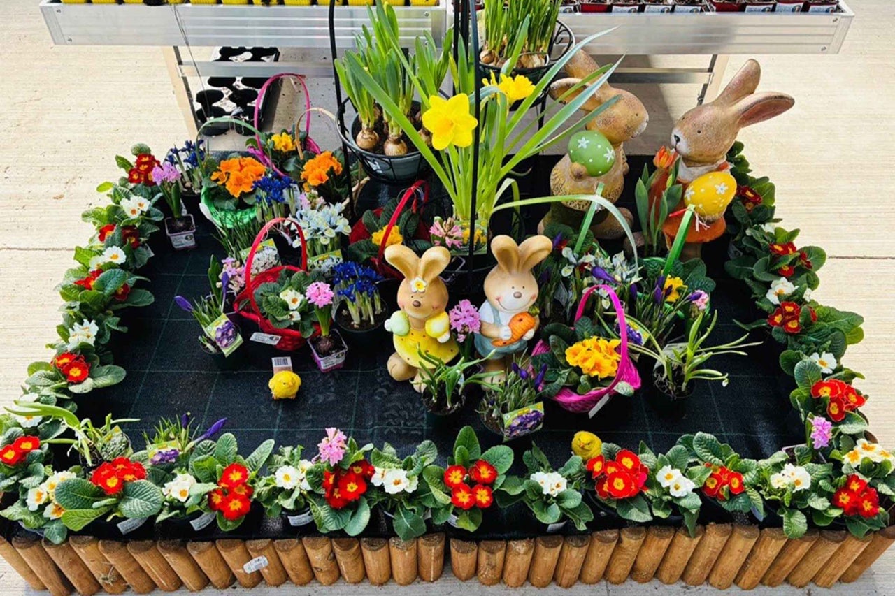 Decorațiuni decorative de Paște cu flori, figurine de iepurași de Paște și figurine de pui.