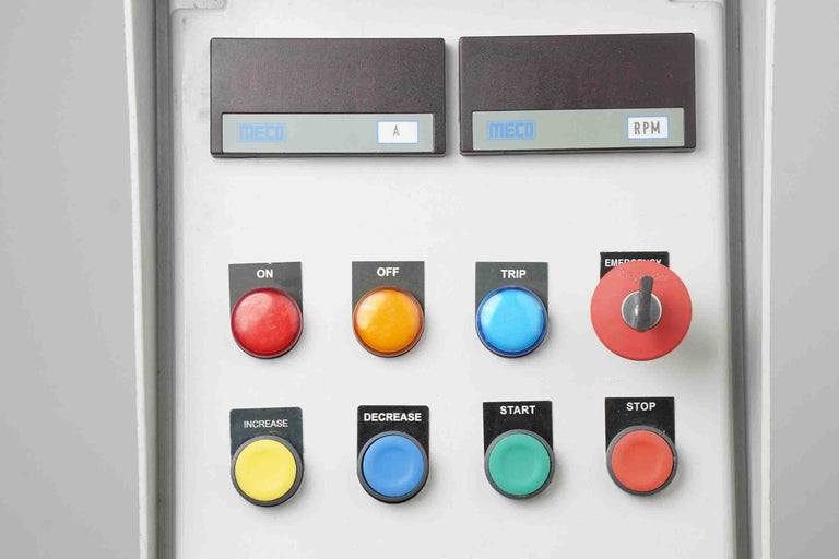Panou de control cu Meco Logo, Schneider Electric Logo, afișaje digitale și butoane pentru pornit, oprit, oprire de urgență, start și stop.