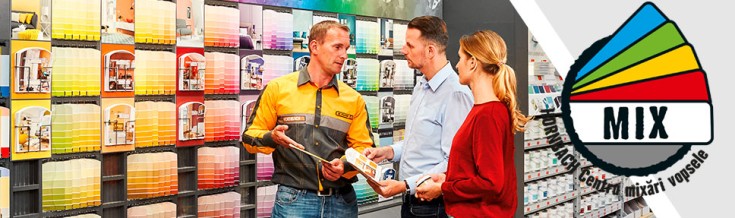 Un angajat Hornbach consiliază clienții în alegerea culorilor în fața unui perete cu mostre de culoare. În dreapta este logo-ul Hornbach Mix.