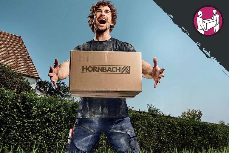 Bărbat ține cutie de carton cu sigla Hornbach