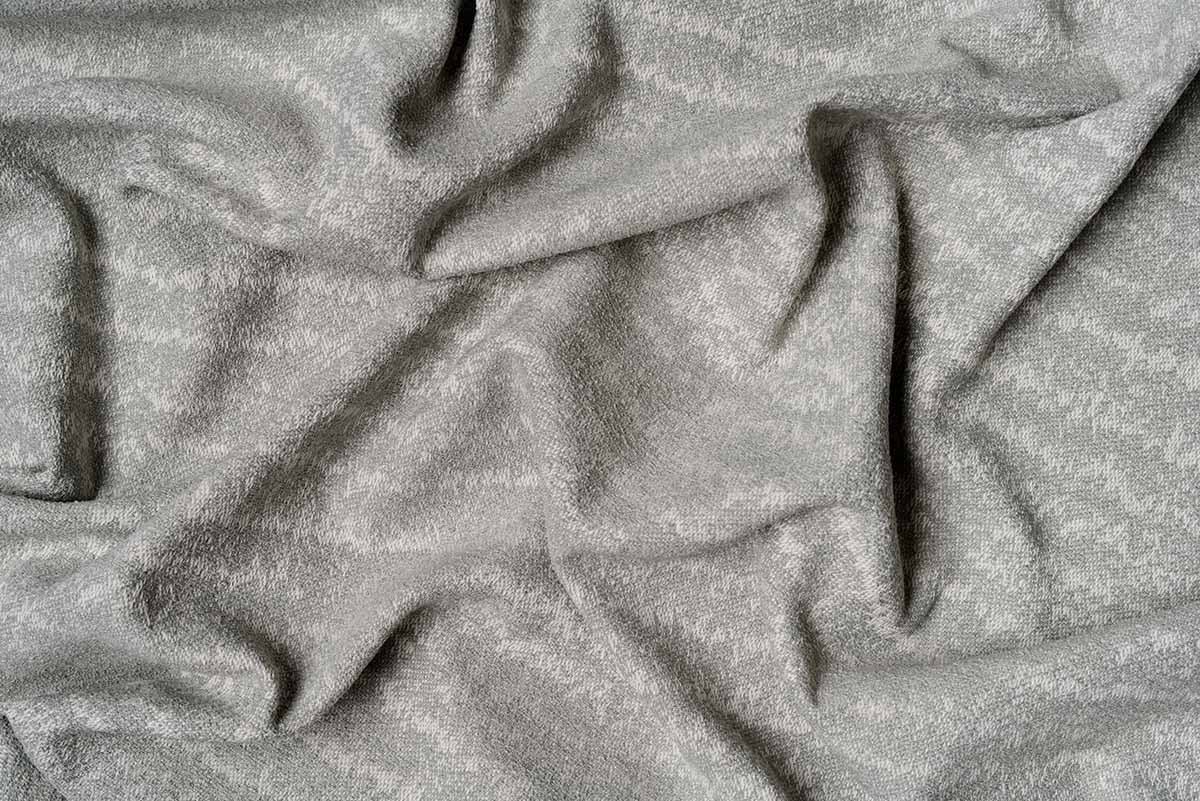 Material tricotat gri cu model în detaliu