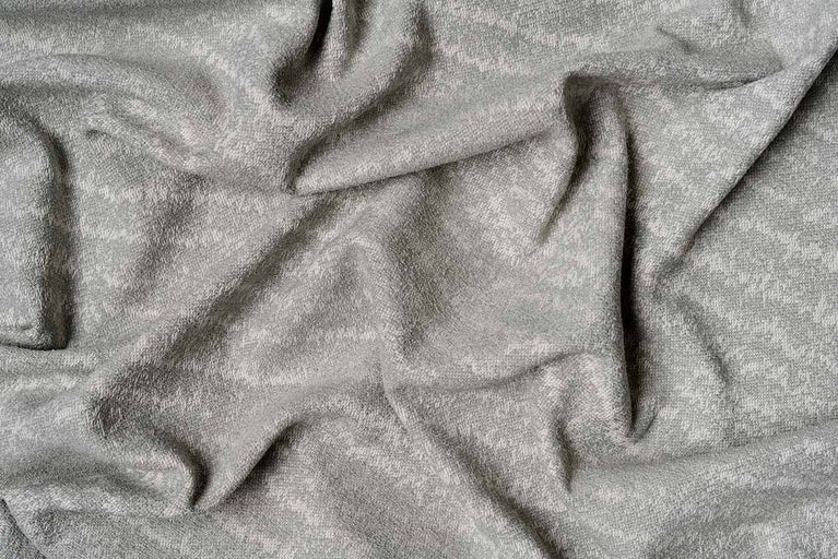 Material tricotat gri cu model în detaliu