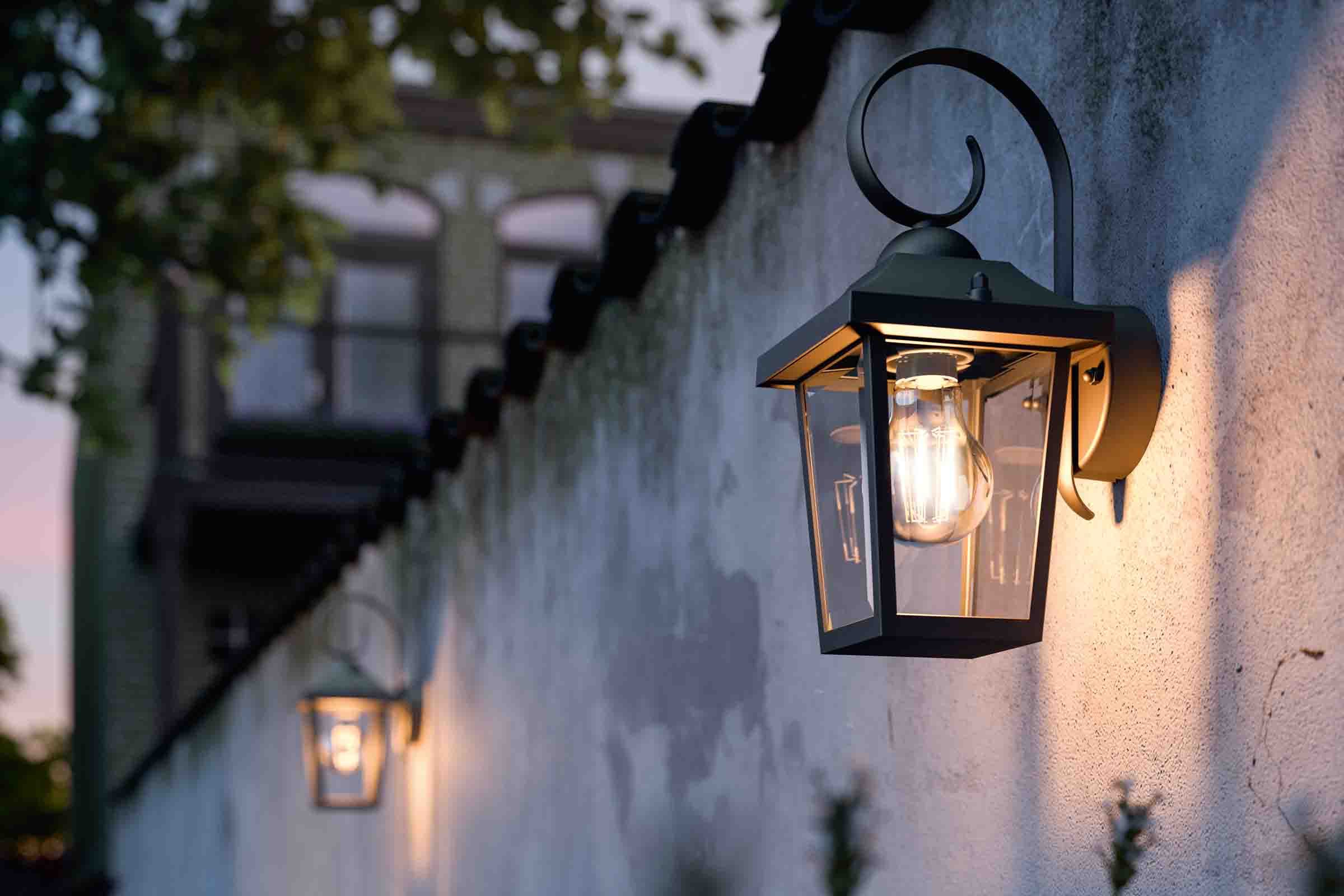 Lumină de perete de exterior cu bec pe un perete