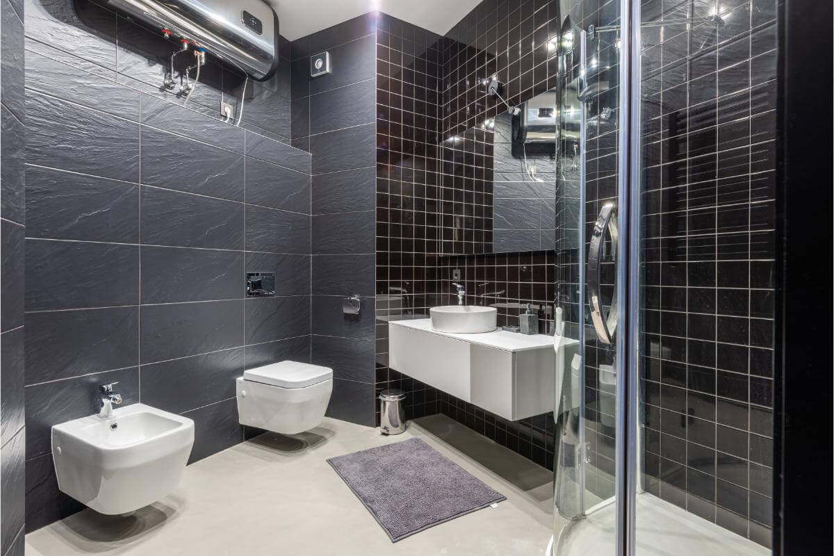 Baie modernă cu toaletă, bideu, chiuvetă și duș