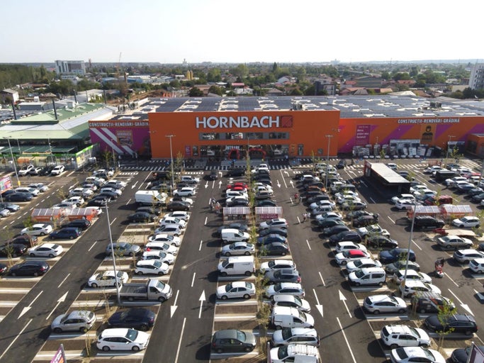 Vedere aeriană a unui magazin de bricolaj Hornbach cu parcare