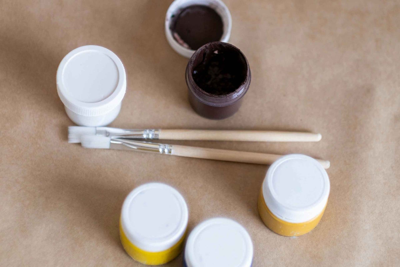 Borcane cu vopsea și pensule pentru activități de bricolaj