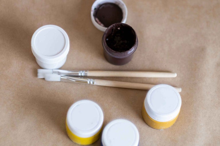 Borcane cu vopsea și pensule pentru activități de bricolaj