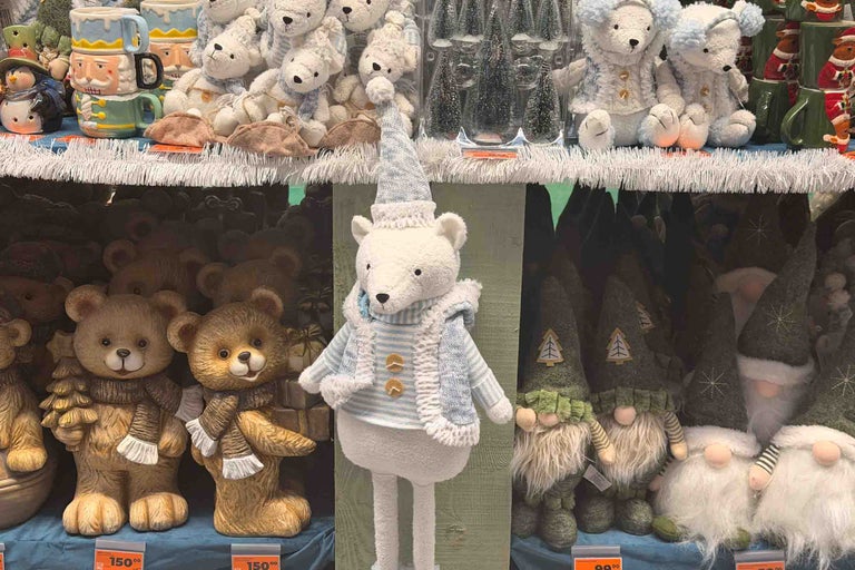 Decoratiuni de Craciun cu o figurina urs polar, ursuleti din plus si pitici pe un raft de magazin